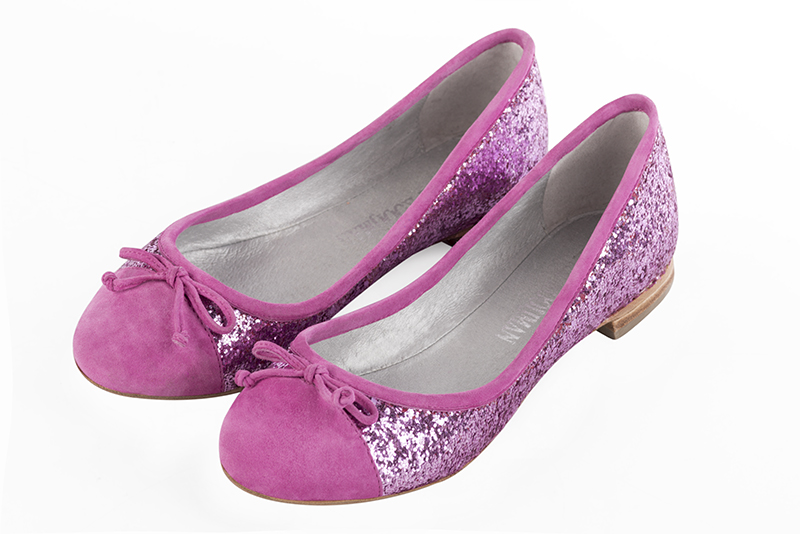 Shocking pink women's ballet pumps, with flat heels. Round toe. Flat leather soles. Front view - Florence KOOIJMAN
