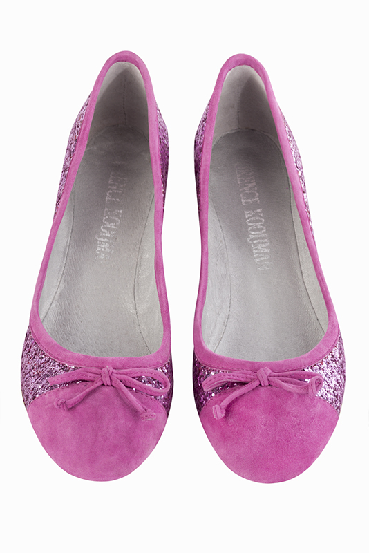 Shocking pink women's ballet pumps, with flat heels. Round toe. Flat leather soles. Top view - Florence KOOIJMAN