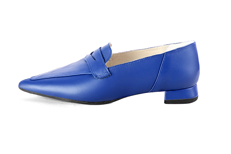 Electric blue women's essential loafers. Pointed toe. Flat flare heels. Profile view - Florence KOOIJMAN