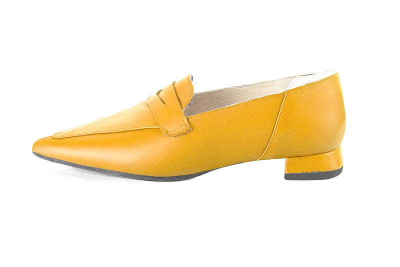 Mustard yellow women's essential loafers. Pointed toe. Flat flare heels. Profile view - Florence KOOIJMAN