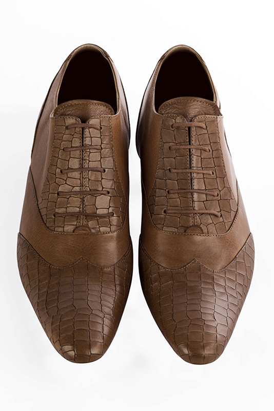 Caramel brown lace-up dress shoes for men. Round toe. Flat leather soles. Top view - Florence KOOIJMAN