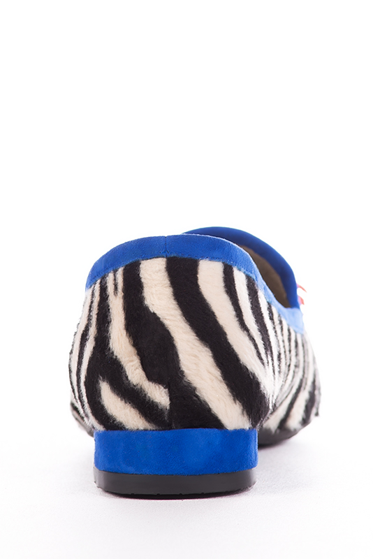 Safari black and electric blue women's loafers with pompons. Round toe. Flat block heels. Worn view - Florence KOOIJMAN