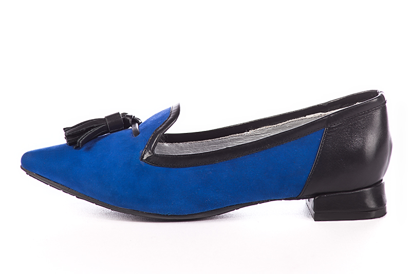 Electric blue and satin black women's loafers with pompons. Pointed toe. Flat flare heels. Profile view - Florence KOOIJMAN
