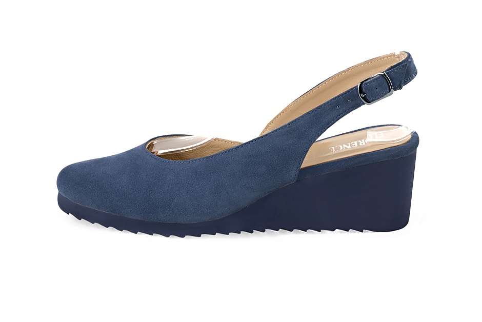 French elegance and refinement for these denim blue dress slingback shoes, 
                available in many subtle leather and colour combinations.   
                Matching clutches for parties, ceremonies and weddings.   
                You can customize these shoes to perfectly match your tastes or needs, and have a unique model.  
                Choice of leathers, colours, knots and heels. 
                Wide range of materials and shades carefully chosen.  
                Rich collection of flat, low, mid and high heels.  
                Small and large shoe sizes - Florence KOOIJMAN
