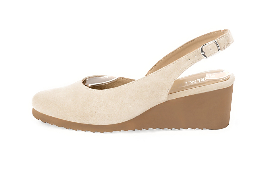 Dress slingback heels in egg shell beige leather with thick rubber soles and round toe - Profile view