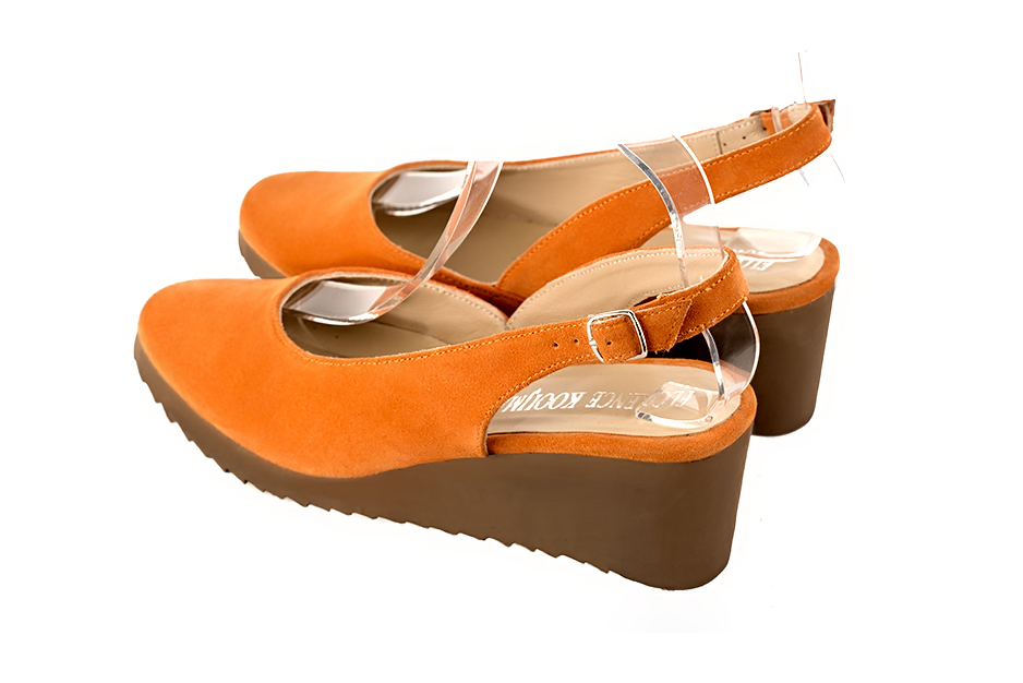 French elegance and refinement for these apricot orange dress slingback shoes, 
                available in many subtle leather and colour combinations.   
                Matching clutches for parties, ceremonies and weddings.   
                You can customize these shoes to perfectly match your tastes or needs, and have a unique model.  
                Choice of leathers, colours, knots and heels. 
                Wide range of materials and shades carefully chosen.  
                Rich collection of flat, low, mid and high heels.  
                Small and large shoe sizes - Florence KOOIJMAN