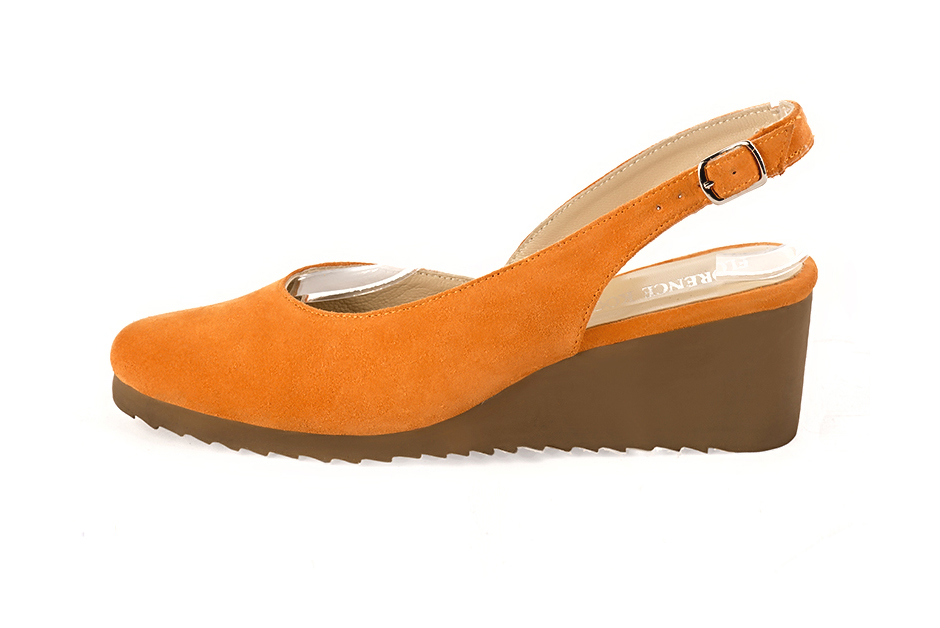 Dress slingback heels in apricot orange leather with thick rubber soles and round toe - Profile view