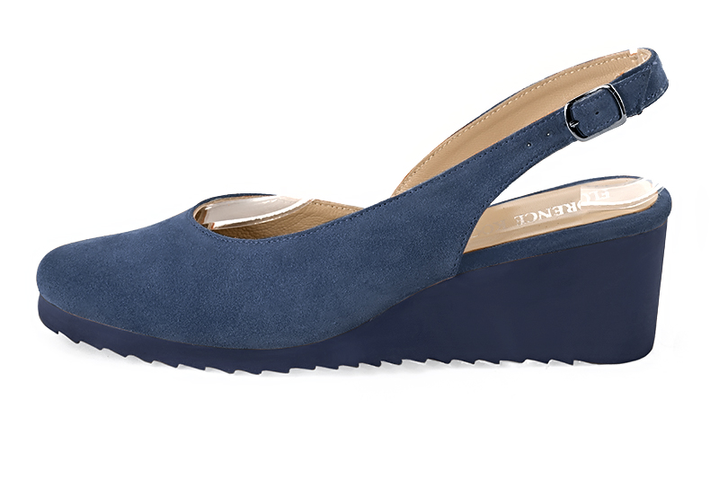 Denim blue women's slingback shoes. Round toe. Low rubber soles. Profile view - Florence KOOIJMAN