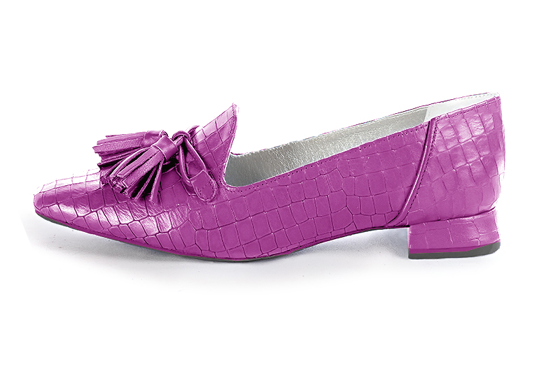Mauve purple women's loafers with pompons. Square toe. Flat flare heels. Profile view - Florence KOOIJMAN