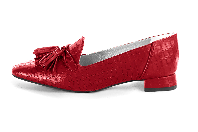 Cardinal red women's loafers with pompons. Square toe. Flat flare heels. Profile view - Florence KOOIJMAN