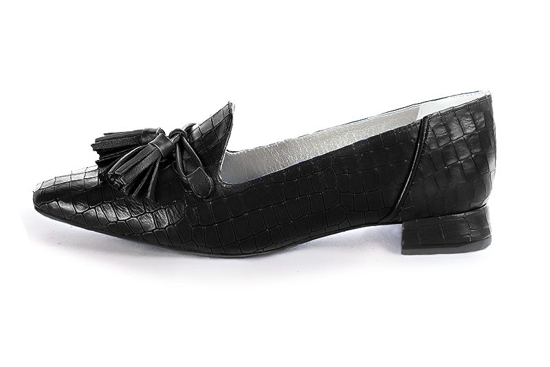 Satin black women's loafers with pompons. Square toe. Flat flare heels. Profile view - Florence KOOIJMAN
