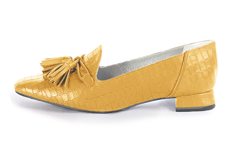 Mustard yellow women's loafers with pompons. Square toe. Flat flare heels. Profile view - Florence KOOIJMAN