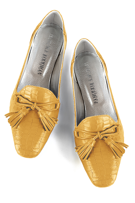 Mustard yellow women's loafers with pompons. Square toe. Flat flare heels. Top view - Florence KOOIJMAN