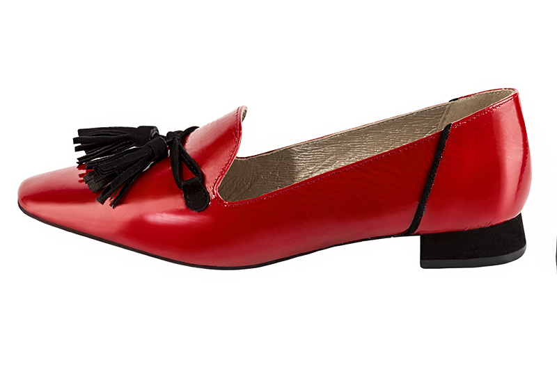 Scarlet red and matt black women's loafers with pompons. Square toe. Flat flare heels. Profile view - Florence KOOIJMAN