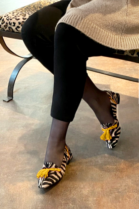 Safari black and yellow women's loafers with pompons. Square toe. Flat flare heels. Worn view - Florence KOOIJMAN