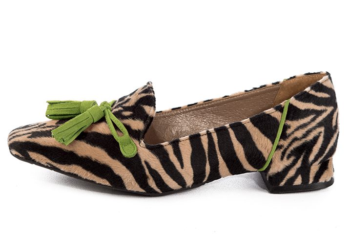 Safari black and grass green women's loafers with pompons. Square toe. Flat flare heels. Profile view - Florence KOOIJMAN