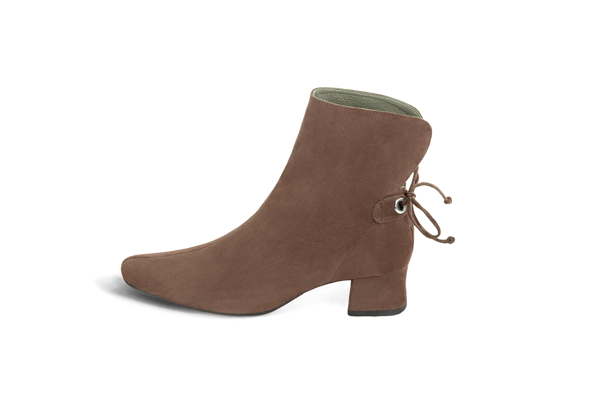 Chocolate brown women's ankle boots with laces at the back. Round toe. Low flare heels. Profile view - Florence KOOIJMAN