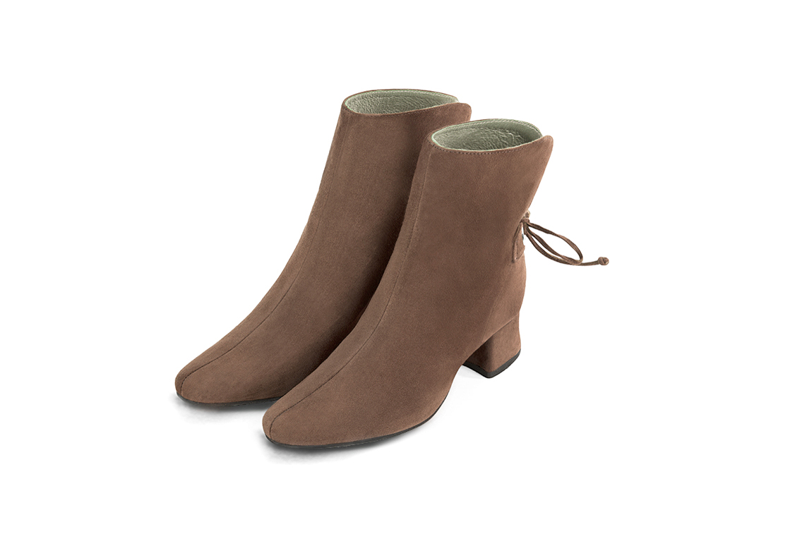 Chocolate brown women's ankle boots with laces at the back. Round toe. Low flare heels. Front view - Florence KOOIJMAN