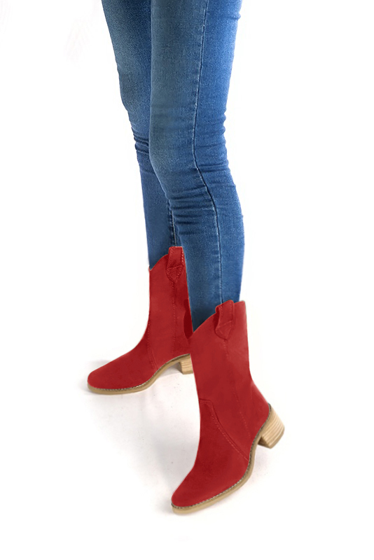 Bottines élégantes et raffinées avec une fermeture éclair à l'intérieur, coloris rouge coquelicot. Bout rond. Semelle cuir mi-haut. Personnalisation : Choix des cuirs, des couleurs et des talons. Cou-de-pied sur mesure. - Florence KOOIJMAN