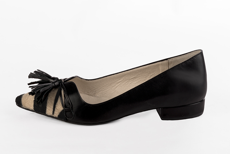 Safari black women's dress pumps, with a knot on the front. Pointed toe. Flat block heels. Profile view - Florence KOOIJMAN
