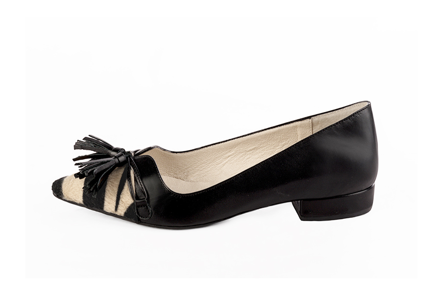 Women's animal print and satin black elegant pumps with a bow on the front. Pointed toe. Flat block heels - Profile view