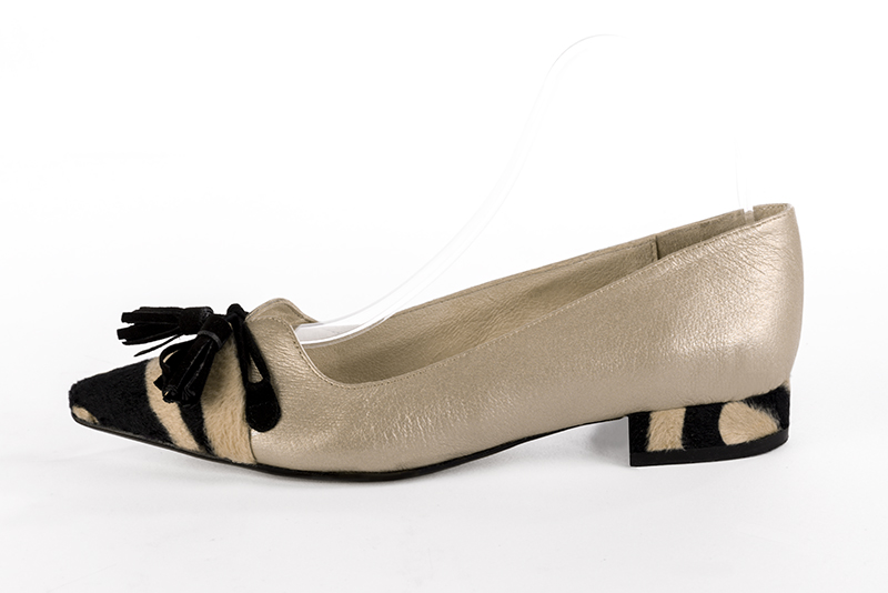 Safari black and gold women's dress pumps, with a knot on the front. Pointed toe. Flat block heels. Profile view - Florence KOOIJMAN