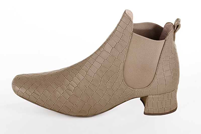 1 3&frasl;8 inch / 3.5 cm high flare heels. Profile view - Florence KOOIJMAN