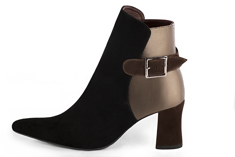 2 1&frasl;2 inch / 6.5 cm high flare heels. Profile view - Florence KOOIJMAN