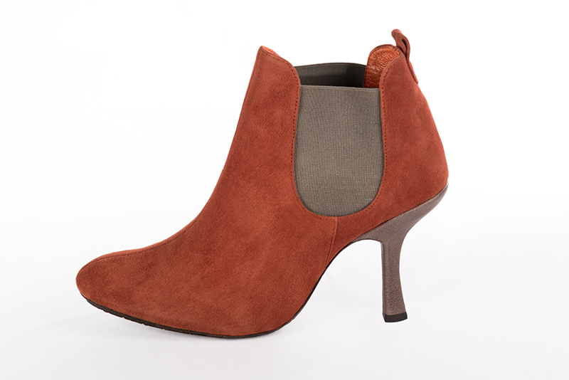 3 3&frasl;8 inch / 8.5 cm high spool heels. Profile view - Florence KOOIJMAN