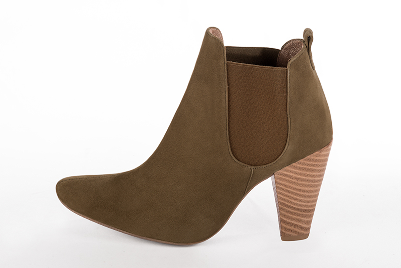3 3&frasl;8 inch / 8.5 cm high cone heels. Profile view - Florence KOOIJMAN